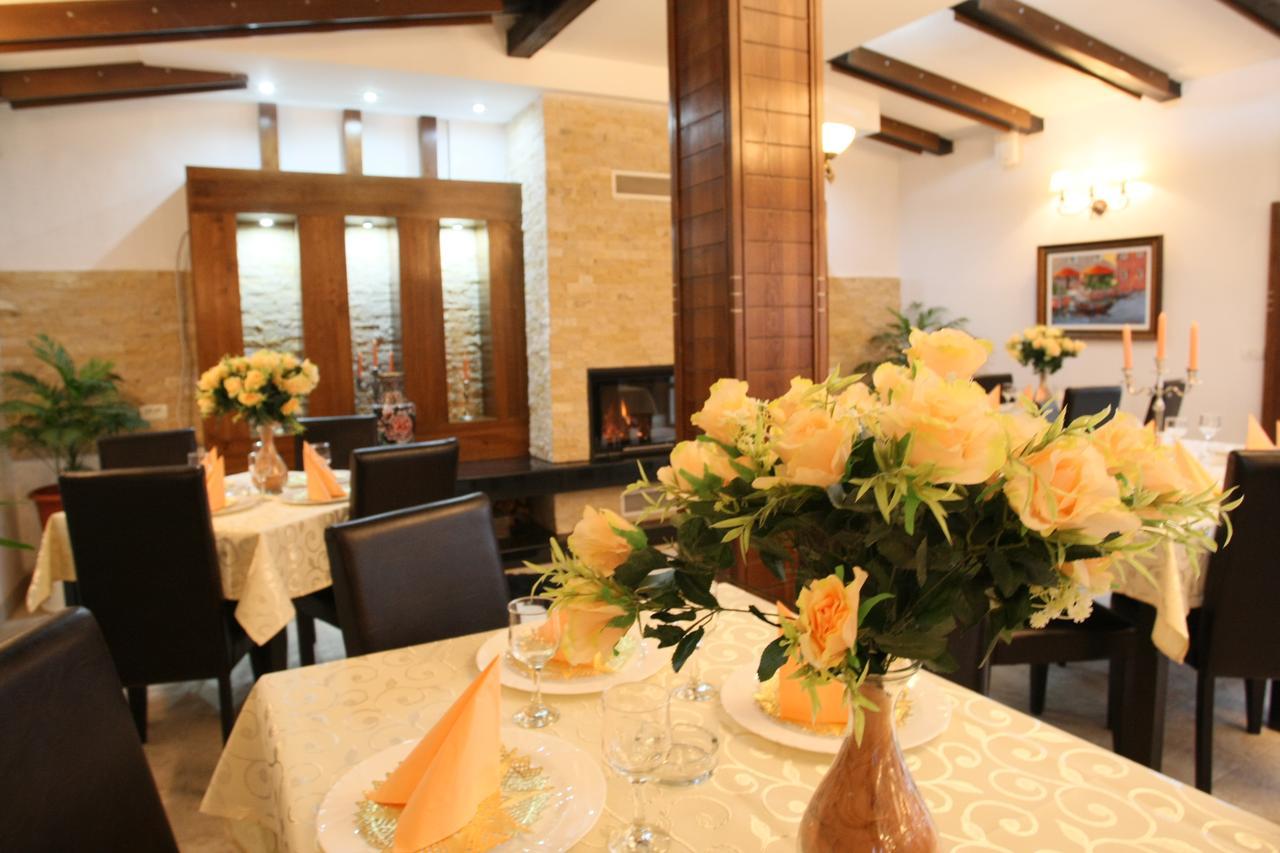 Hotel Roco Izvin Bagian luar foto