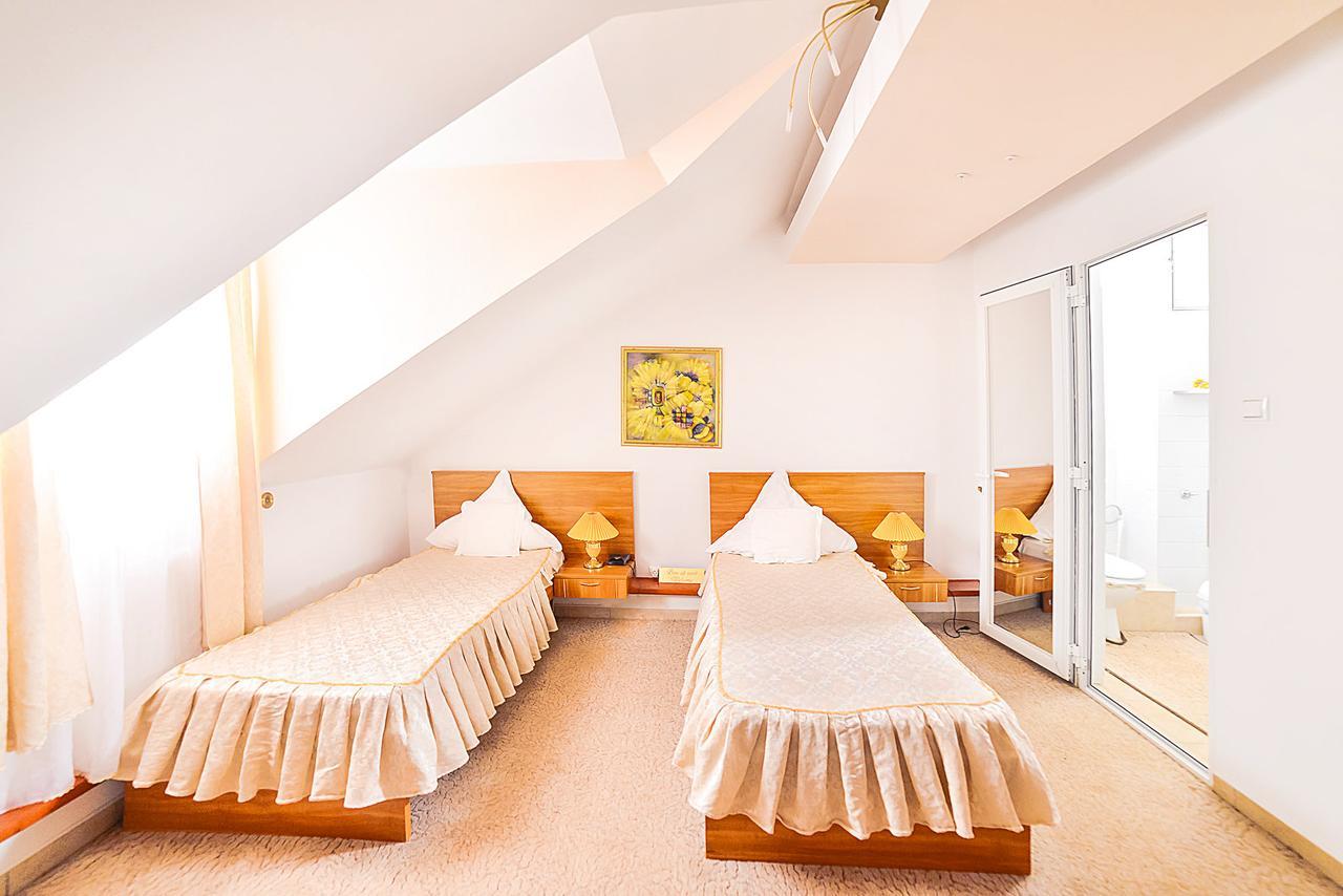 Hotel Roco Izvin Bagian luar foto