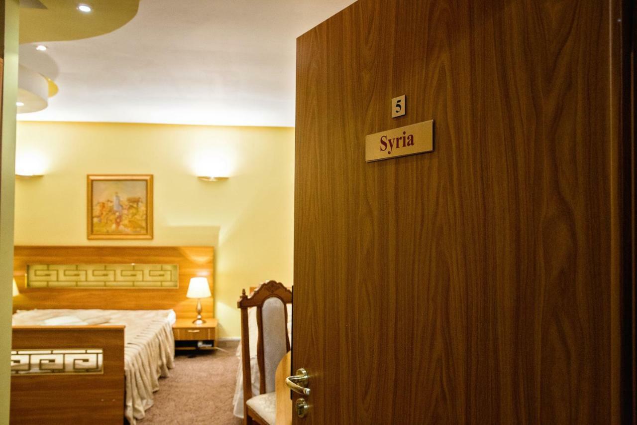 Hotel Roco Izvin Bagian luar foto